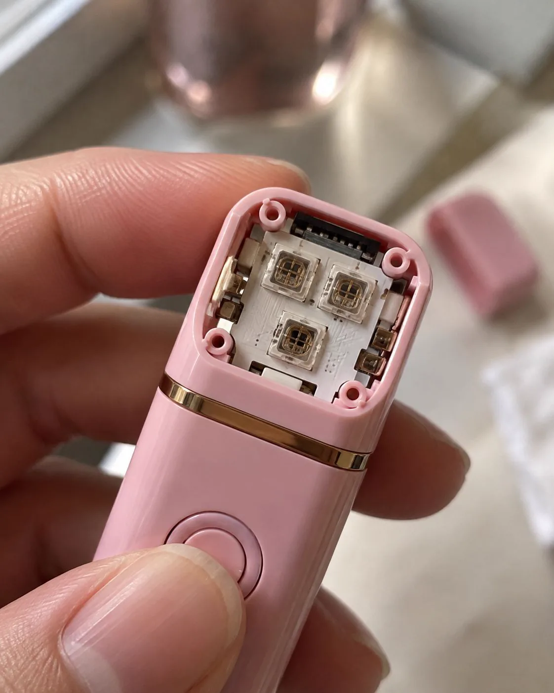 治疗头内的三颗集成LED