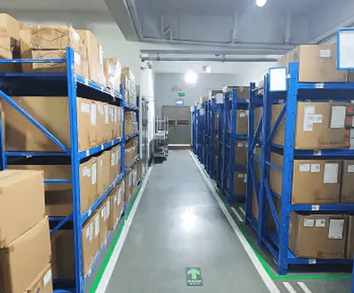 摆满成品包装箱的仓库货架通道