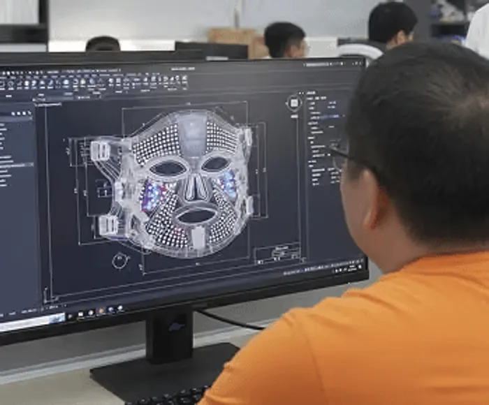 工程师使用3D CAD软件设计LED面罩